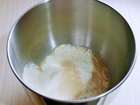 再加入盐，高筋面粉，最后加入酵母粉，启动厨师机揉面，至扩展阶段。