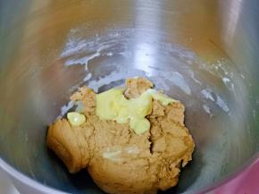 加入室温软化的黄油，启动厨师机2档揉面15-20分钟，揉到有手套膜即可。