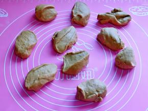 将揉好的面团取出，揉圆，分割10等份，面团的大小也可以根据个人喜欢。