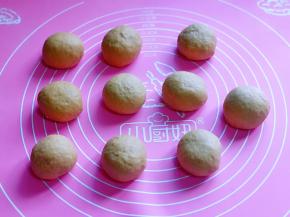 将每个小面团揉圆，盖上湿布醒发10分钟。