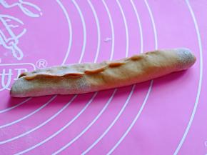 再卷成长条状，将收口捏紧，如图。