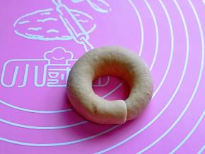 压扁的一段包住尖头一端的里面，捏紧。这样贝果就做好啦～