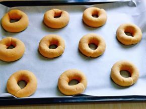 依次做完，放入垫有油纸的烤盘中，并间隔距离。