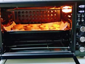 入烤箱中层，启动发酵功能，35度20分钟。(室温发酵也可以，但要注意保持红糖燕麦贝果胚的湿度）