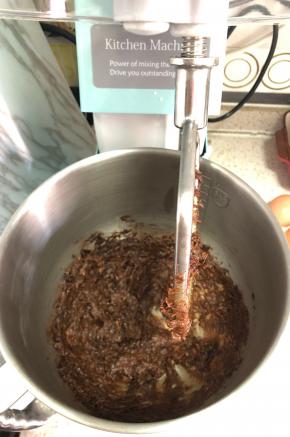 3.放入厨师机中趁热和红糖一起用搅拌桨搅烂