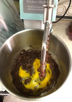 4.晾凉后加入蛋液高速搅打
