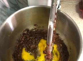 4.晾凉后加入蛋液高速搅打