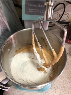 筛入面粉和泡打粉低速搅匀