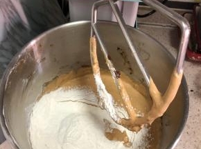 筛入面粉和泡打粉低速搅匀