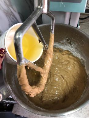 加入玉米油，边低速开动机器边倒入，搅匀即可