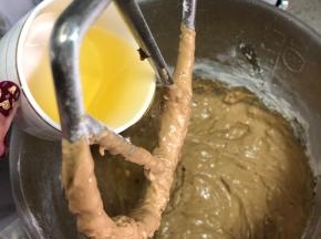加入玉米油，边低速开动机器边倒入，搅匀即可
