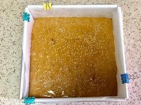 准备6寸方形模具，因为鸡蛋大小的关系如果鸡蛋大的话可能装不下还会富裕一些，装入小纸杯一起送进烤箱烘烤即可