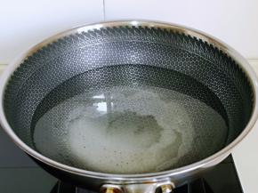 锅中加入纯净水，再加双碳白砂糖，将水煮到有小泡泡时转小火。