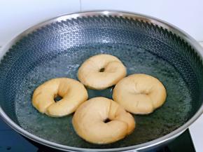 将发好红糖贝果胚面朝上放入锅中烫30秒，再翻一面烫30秒捞出。