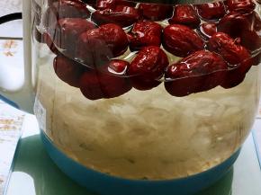 一次性加足水，按甜品键炖煮四十五分钟。