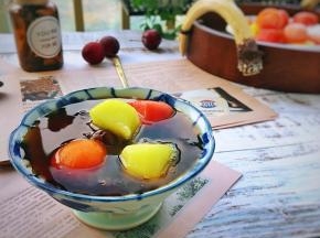 再加上几块各色果冰，即好吃又好看，营养更加丰富。