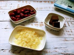 简单的食材，皂角米也称：雪莲米，红糖选用的是纯手工古法熬制的老红糖，香气浓郁，还是小时候吃过的红糖块那个味。