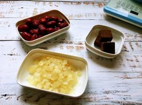 简单的食材，皂角米也称：雪莲米，红糖选用的是纯手工古法熬制的老红糖，香气浓郁，还是小时候吃过的红糖块那个味。