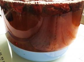 时间剩下最后五分钟时，加入老红糖完成炖煮时间，再焖一会，让红糖完全与皂角米融合在一起。