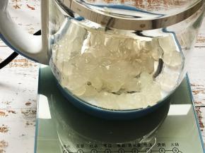 将淘洗干净的皂角米放进养生壶中。