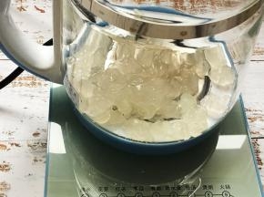 将淘洗干净的皂角米放进养生壶中。