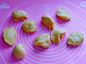 将发酵好的面团分成9等份。