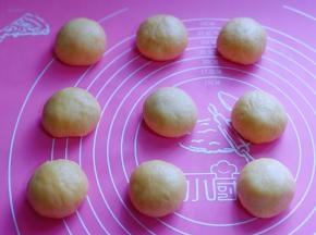 揉圆盖上保鲜膜松弛10分钟。