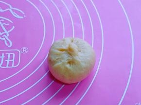 如包子手法包起来，收口捏紧。