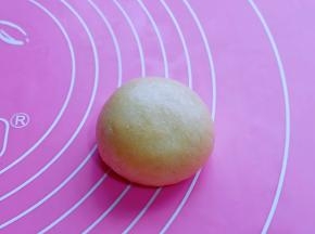 收口朝下，再次揉圆，用掌心轻轻按扁。