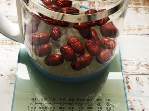 再放入清洗干净的红枣，我选用了金丝小枣，口感超级绵甜，皮薄肉厚，适合炖至甜品。