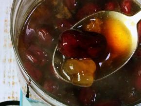 看看满满的胶原，汤汁特别粘糯，皂角米晶莹剔透，口感筋道软绵。