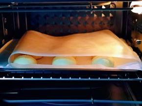 发酵好的喜饼胚是原来两倍大，盖上一张油纸。