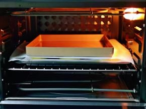 再放上一个烤盘，烤箱上管135度，下管140度烤25分钟。(注意观察上色情况）