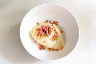 加入切好的香肠、毛豆、胡萝卜和玉米粒，揉捏成团盖保鲜膜入冰箱冷藏20分钟。