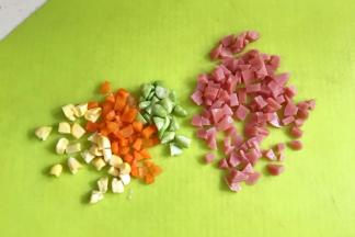 香肠、毛豆、胡萝卜和玉米粒切碎。