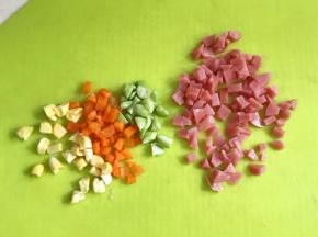 香肠、毛豆、胡萝卜和玉米粒切碎。