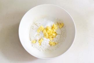在碗里放入低筋面粉、细砂糖、盐和泡打粉和黄油。
