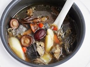 汤煲好后加入枸杞子焖2分钟，最后加盐调味即可。