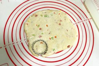 冷藏后取出擀成0.8～1厘米的薄片，用模具压出形状。