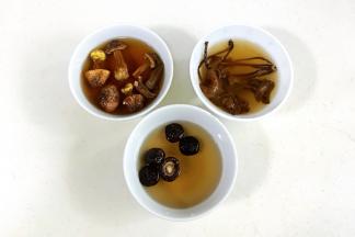 香菇、松茸和茶树菇用温水泡发。