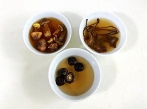 香菇、松茸和茶树菇用温水泡发。