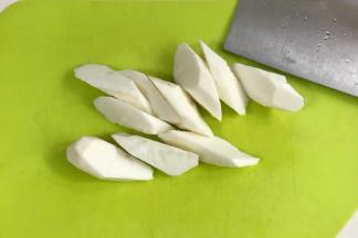 山药切皮滚刀切。