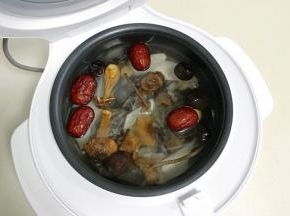 加入姜片、香菇、松茸、茶树菇、红枣和山药，倒入适量的清水，建议不要超过最高水位线。