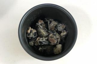 乌鸡肉清水冲洗下，放入电饭煲内胆中。