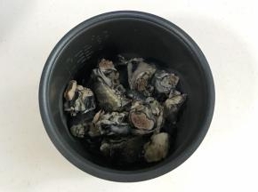 乌鸡肉清水冲洗下，放入电饭煲内胆中。