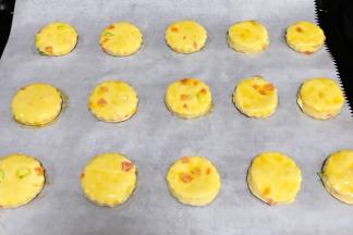 给司康表面刷上蛋黄液。