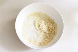 用手把黄油和其它粉类混合搓成屑状，加入牛奶用手抓匀。