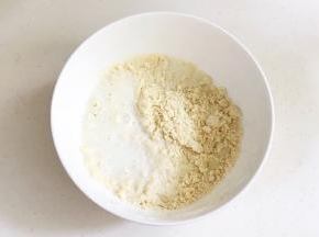 用手把黄油和其它粉类混合搓成屑状，加入牛奶用手抓匀。