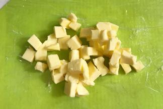 黄油用刀切小块。