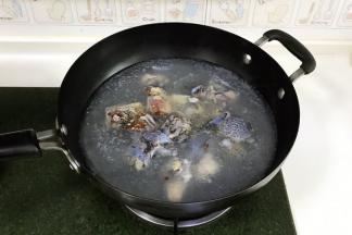 锅中倒入适量的清水，乌鸡肉洗净冷水下锅，放入花椒和料酒，开火煮沸后即可捞出。